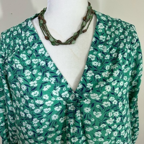 Jones & Co sz med blouse button down in a grass green with a ditsy print - Picture 8 of 14